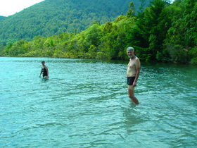 Rotorua: bathing in Blue Lake