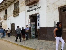 Chachapoyas: Waiting for Taxi and Guide<br>to visit Kuélap