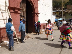 Huancavelica: repairing the door of the Santa Ana Church
